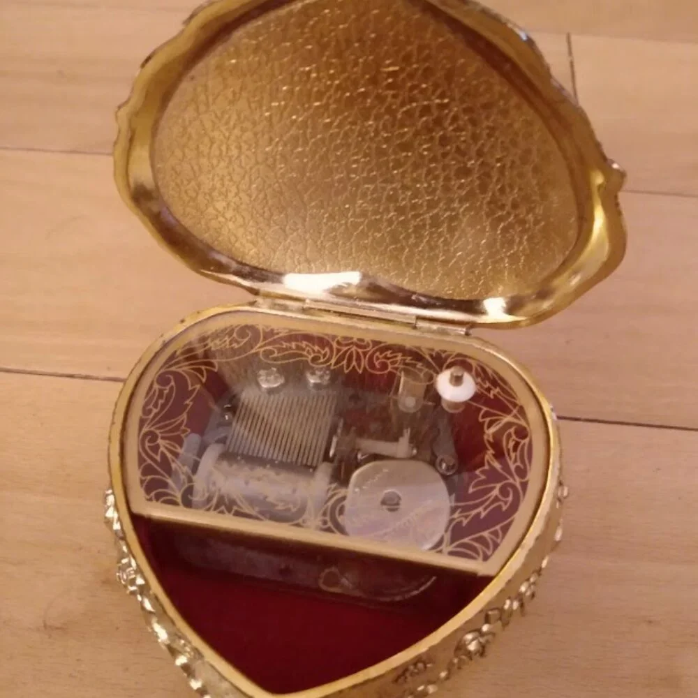 Vintage cameo music/jewelry/trinket box footed with floral design. - Picture 3 of 5